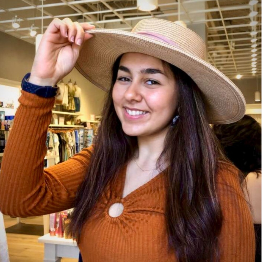 Meet your Posher, Lara